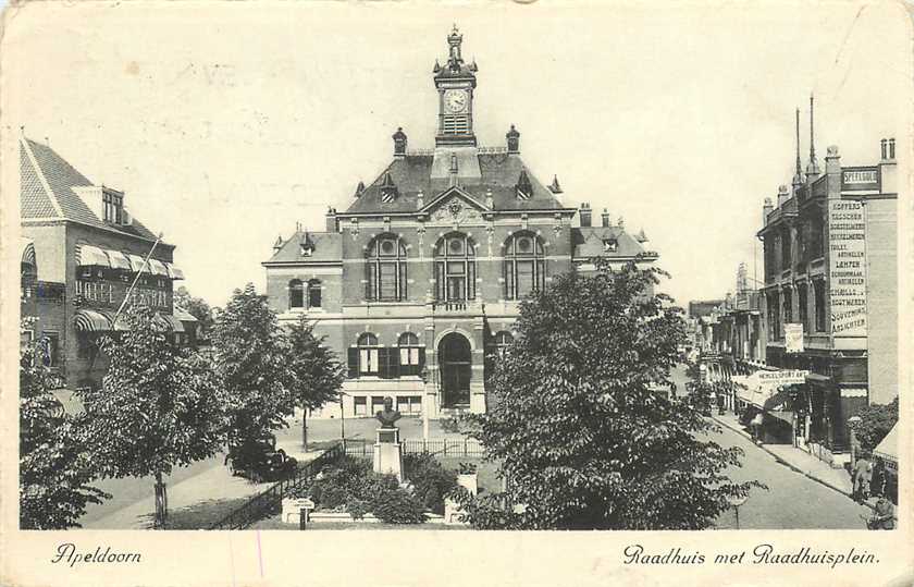 Apeldoorn Raadhuis met Raadhuisplein