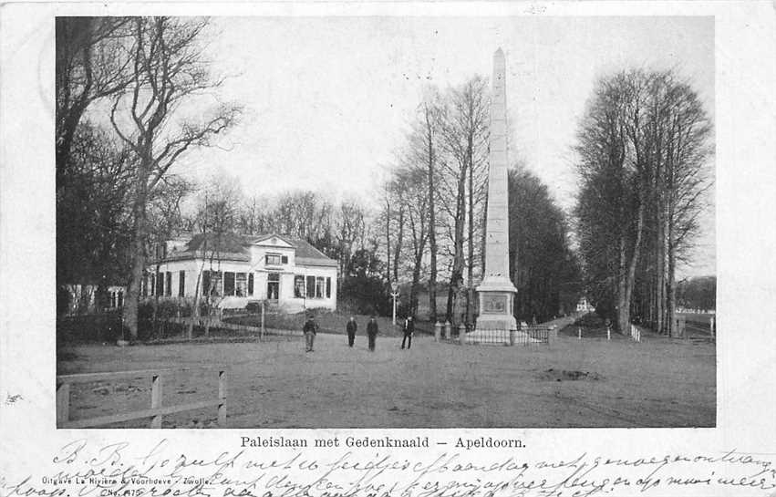 Apeldoorn Paleislaan met gedenknaald