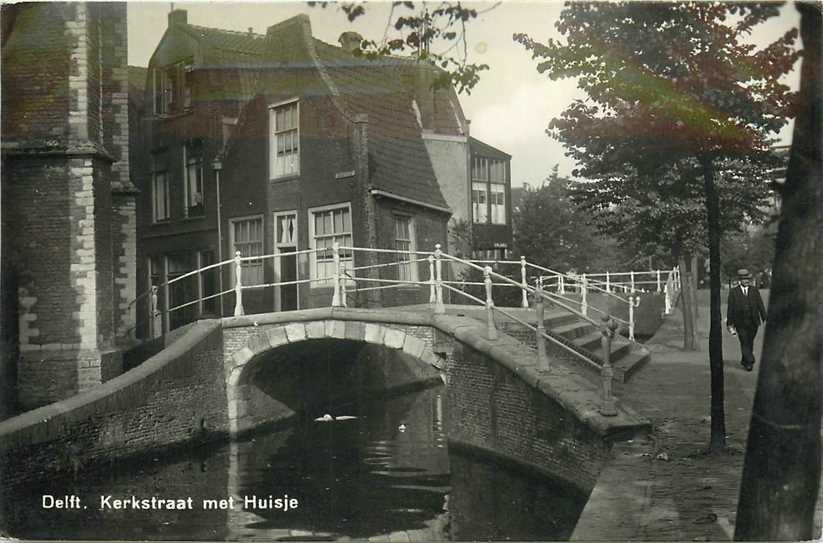 Delft Kerkstraatje met Huisje