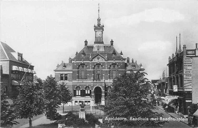 Apeldoorn Raadhuis met Raadhuisplein