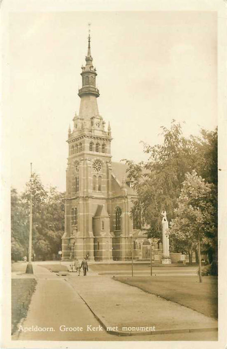 Apeldoorn Groote Kerk met monument