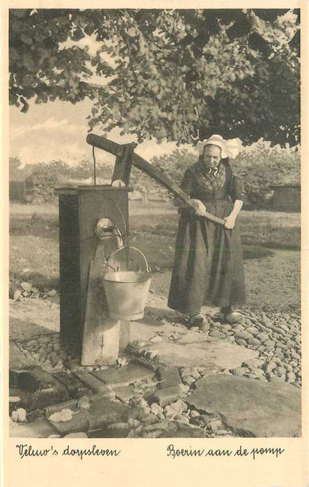 Veluwe Boerin aan de pomp