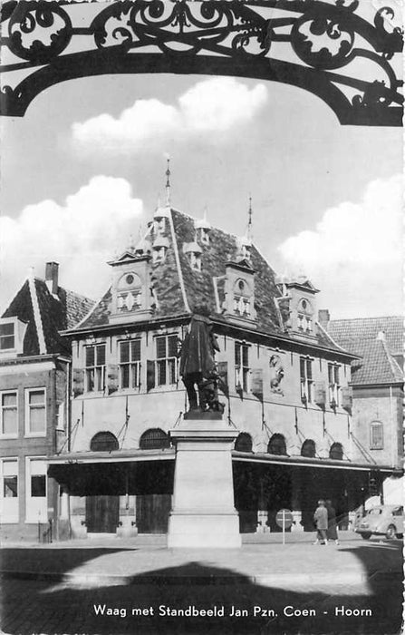 Hoorn Waag met Standbeeld