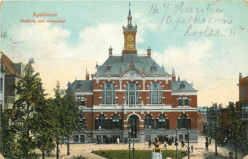 Apeldoorn Stadhuis met monument