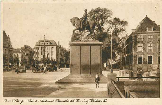 Den Haag Buitenhof met Standbeeld Koning