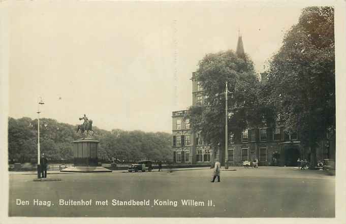 Den Haag Buitenhof met Standbeeld Koning