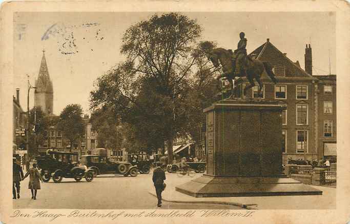 Den Haag Buitenhof met Standbeeld Koning