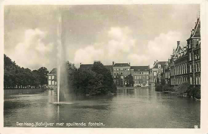 Den Haag Hofvijver met spuitende fontein