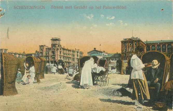 Scheveningen Strand met gezicht op Palace Hotel