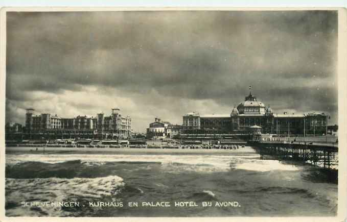 Scheveningen Kurhaus en Palace Hotel bij avond