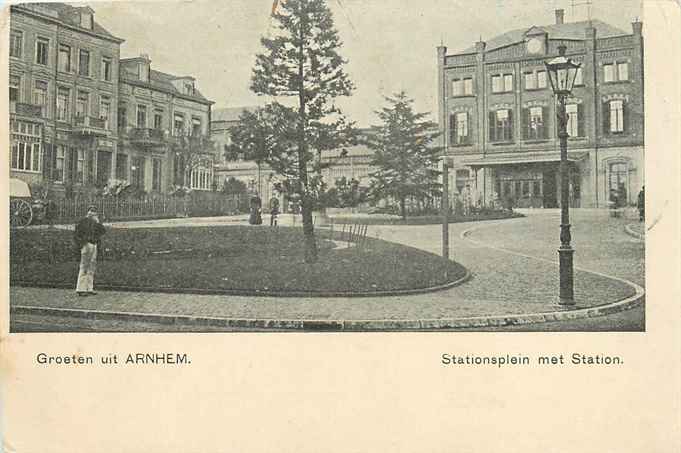 Arnhem Stationsplein met Station