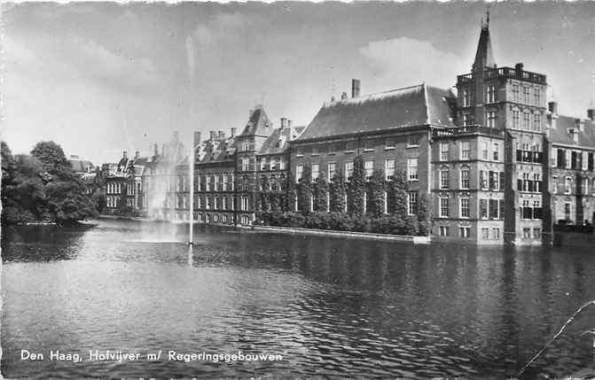 Den Haag Hofvijver m Regeringsgebouwen