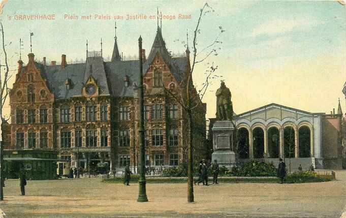 Den Haag Plein met Paleis van Justitie en Hooge Raad