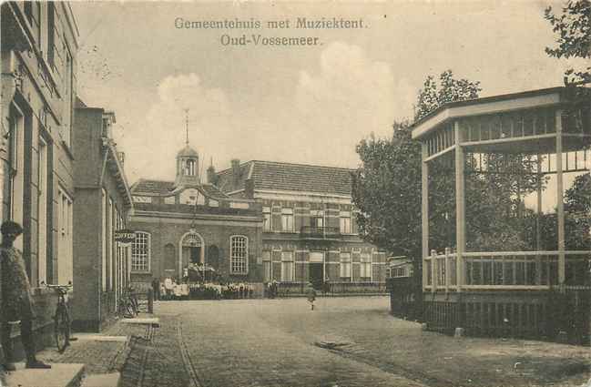 Oud-Vossemeer Gemeentehuis met Muziektent