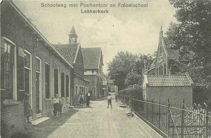 Lekkerkerk Schoolweg met Postkantoor en Frobelschool