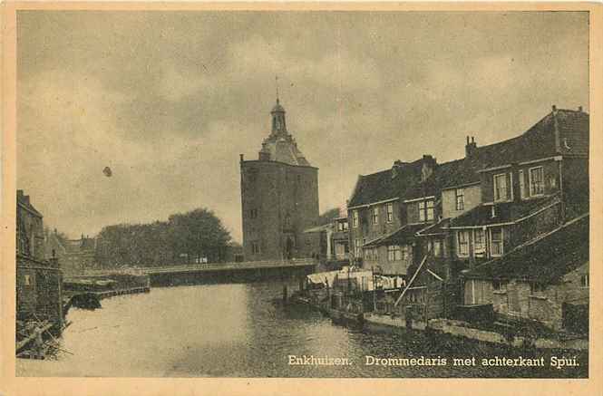 Enkhuizen Drommedaris met achterkant Spui