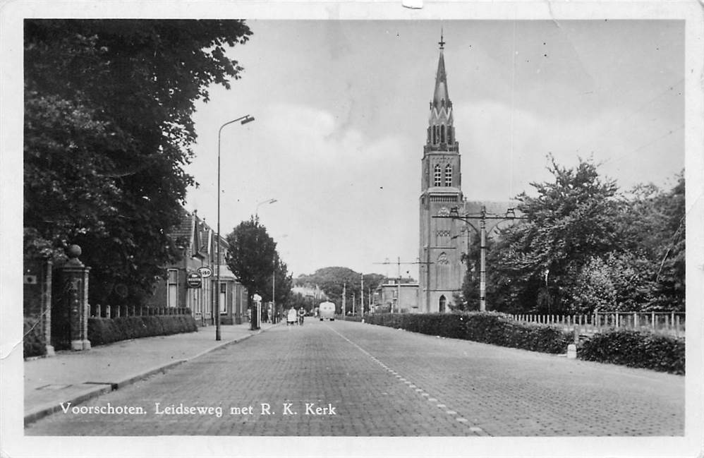 Voorschoten Leidseweg met RK Kerk