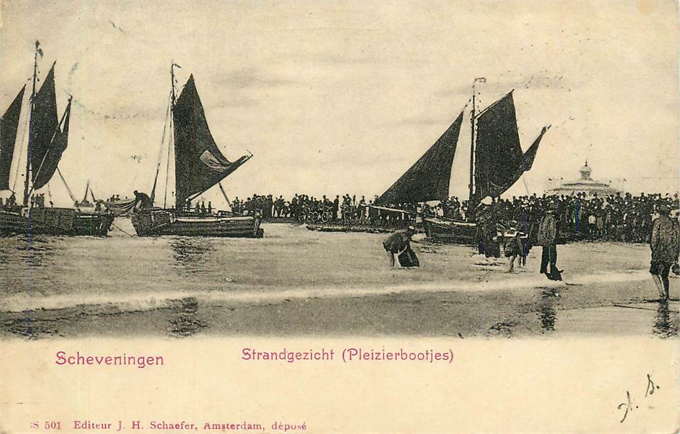 Scheveningen Strandgezicht met Plezierbootjes
