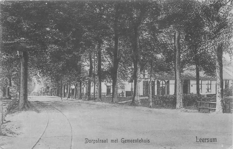 Leersum Dorpstraat met Gemeentehuis