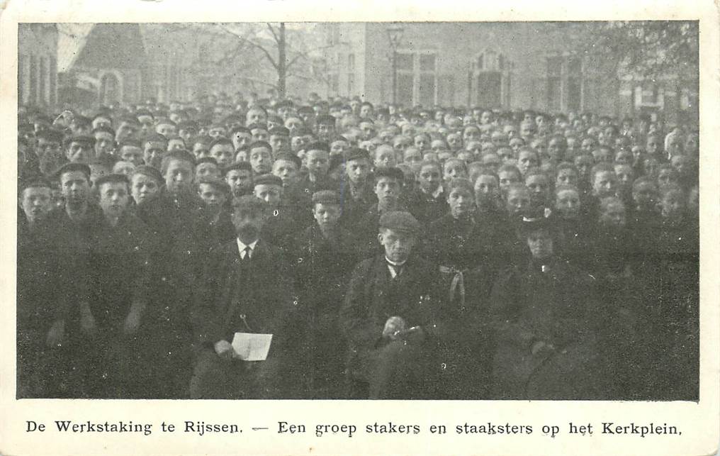 Rijssen De Werkstaking Een groep stakers en staaksters op het Kerkplein