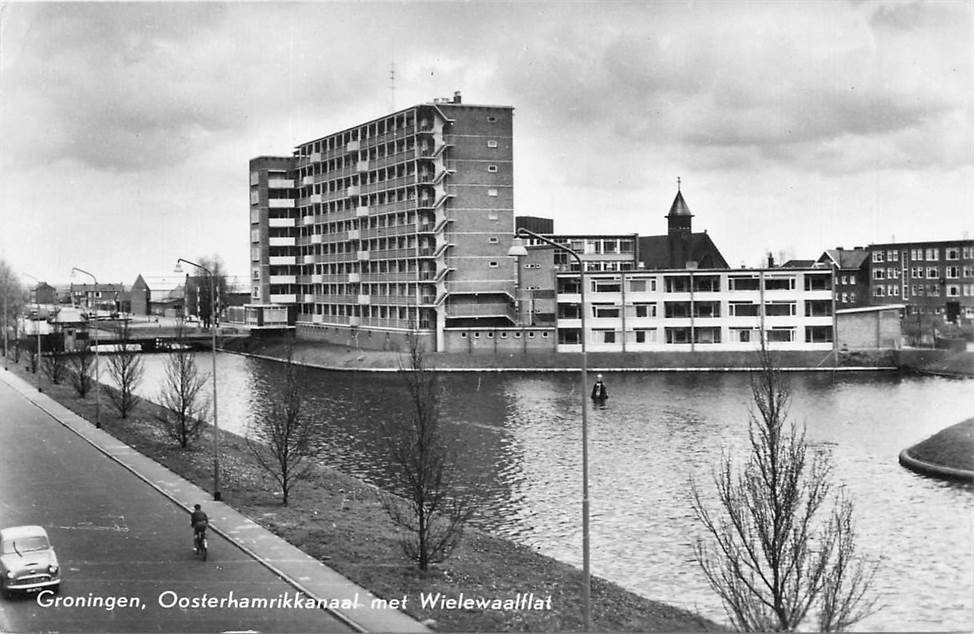 Groningen Oosterhamrikkanaal met Wielewaalflat