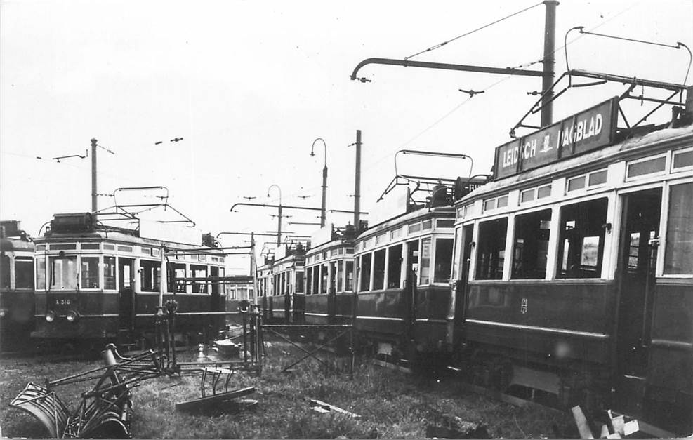 Leiden Trams wachten op de sloper achter de remise Rijnsburgerweg