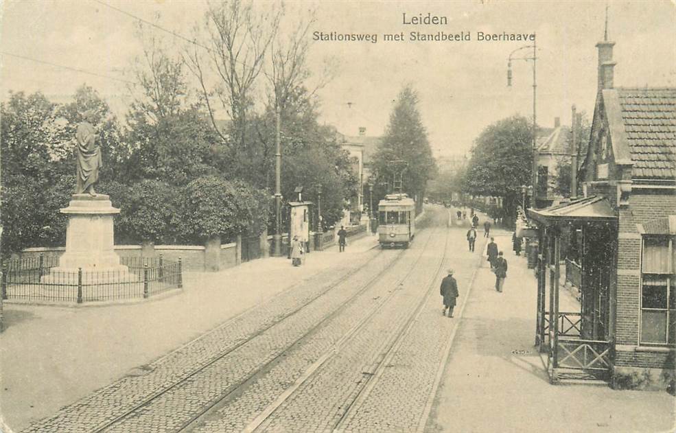 Leiden Stationsweg met Standbeeld Boerhaave