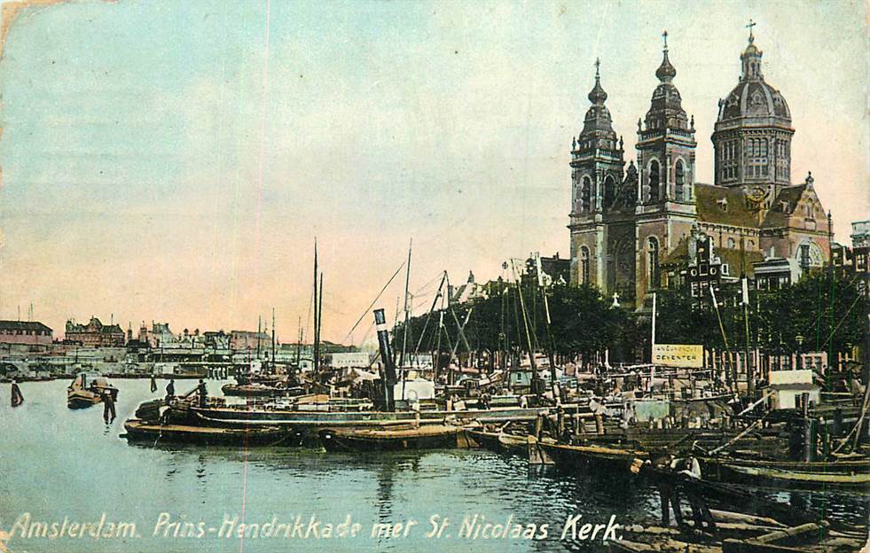 Amsterdam Prins-Hendrikkade met St Nicolaas Kerk