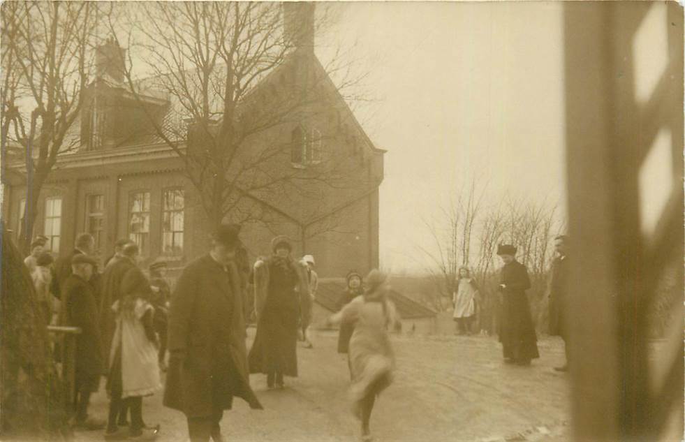 Schellingwoude HM de Kningin met Prinses Juliana naar het overstroomde gebied Febr. 1916