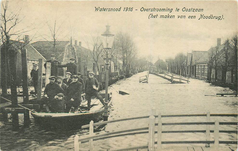 Oostzaan Watersnood 1916 het maken van een Noodbrug