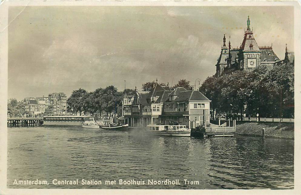 Amsterdam Centraal Station met Boothuis Noordholl. Tram