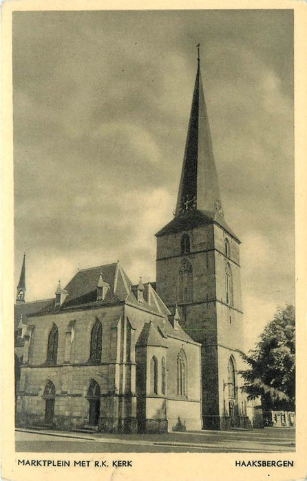 Haaksbergen Marktplein met RK Kerk