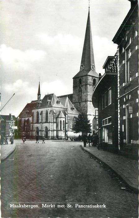 Haaksbergen Markt met St Pancratiuskerk