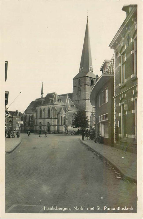 Haaksbergen Markt met St Pancratiuskerk