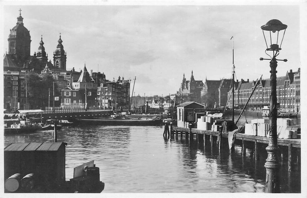 Amsterdam Gezicht op Centraal Station en St Nicolaaskerk