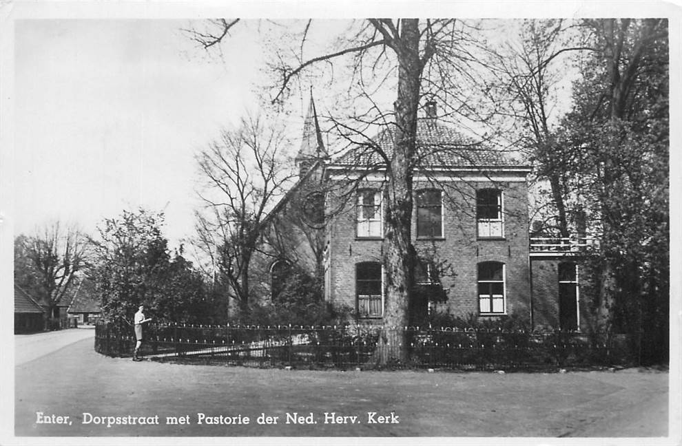 Enter Dorpsstraat met Pastorie der Ned. Herv. Kerk