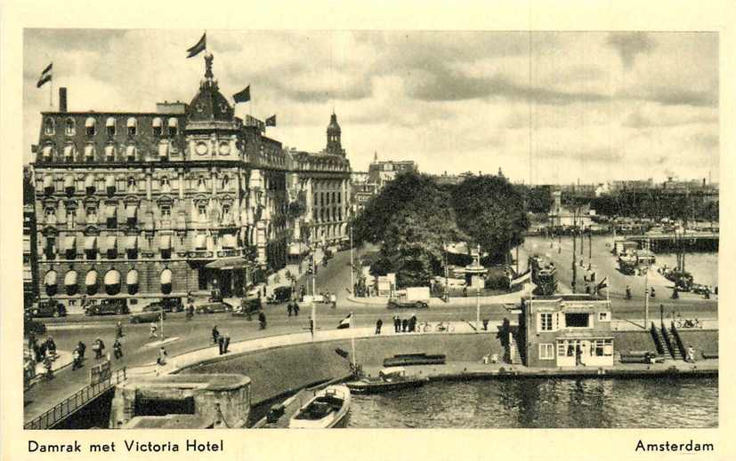 Amsterdam Damrak met Victoria Hotel