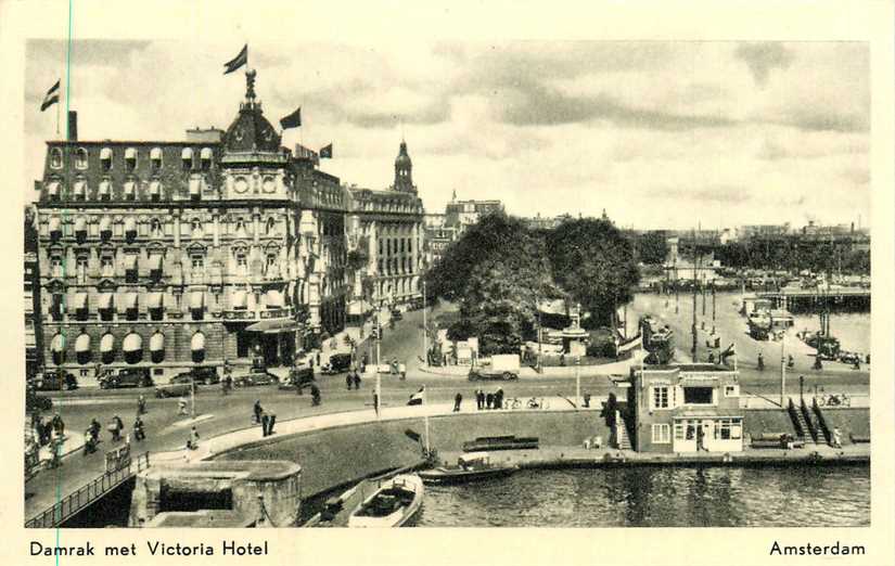 Amsterdam Damrak met Victoria Hotel