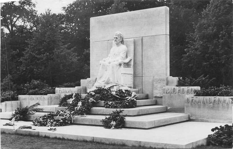 Den Haag  Monument Koningin Emma