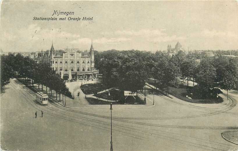 Nijmegen Stationsplein met Oranje Hotel