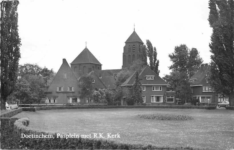 Doetinchem  Pasplein met RK Kerk