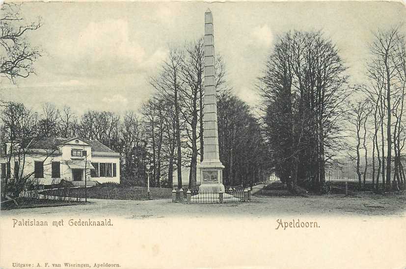 Apeldoorn paleis met Gedenknaald