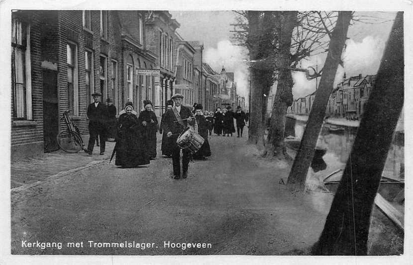 Hoogeveen Kerkgang met Trommelslager