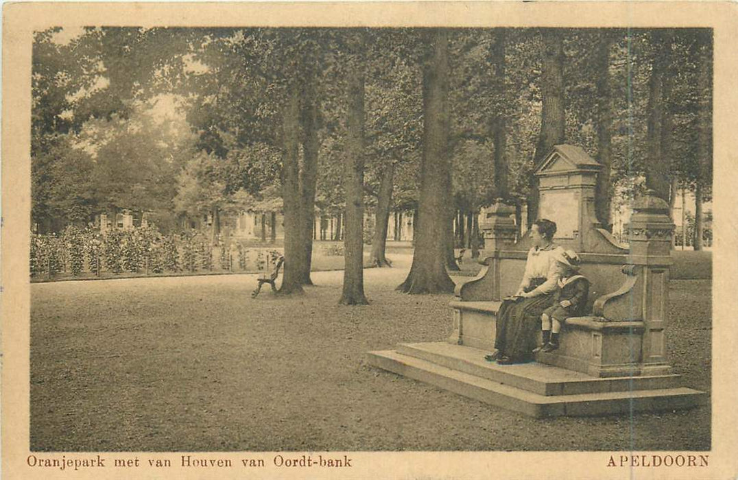 Apeldoorn Oranjepark met van Houven van Oordt-bank