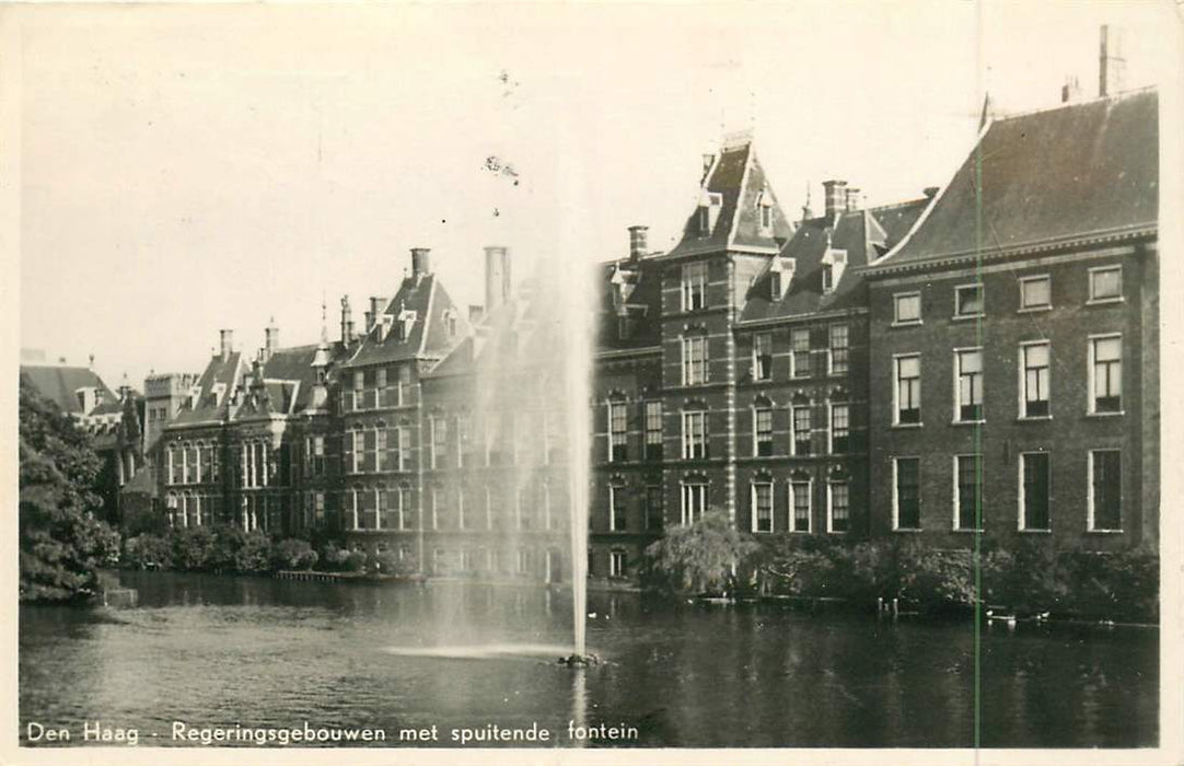 Den Haag Regeringsgebouwen met spuitende fontein