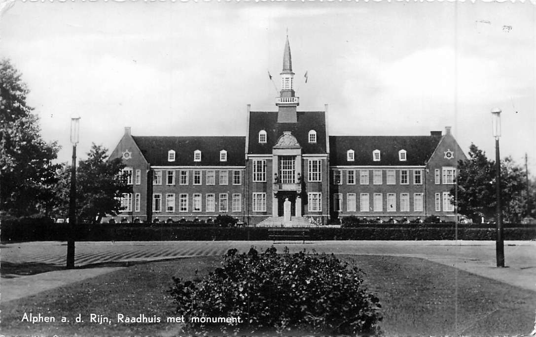 Alphen aan de Rijn Raadhuis met monument