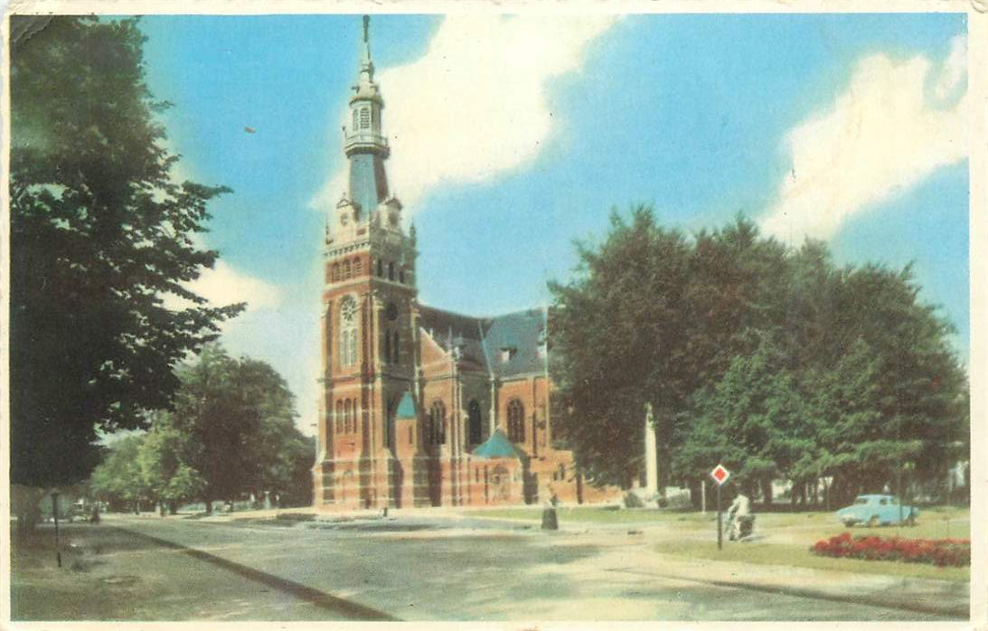 Apeldoorn Kerk met Verzetsmonument