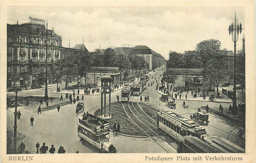 Berlin Potsdamer Platz mit Verkehrsturm