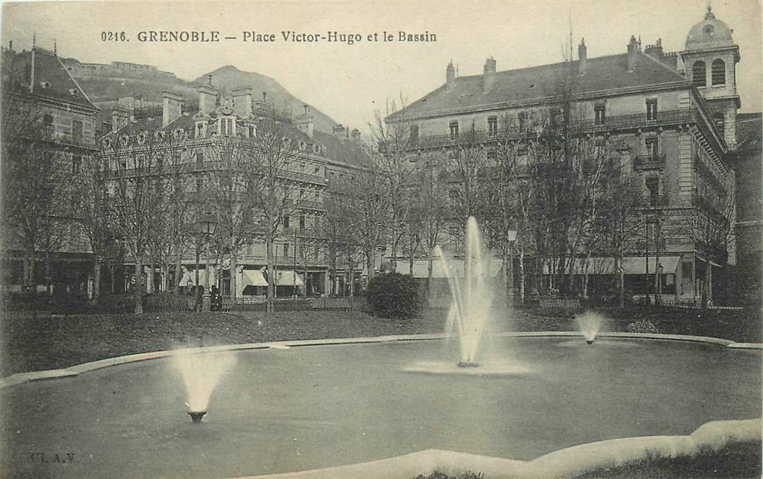 Grenoble Place Victor-Hugo et le Basin