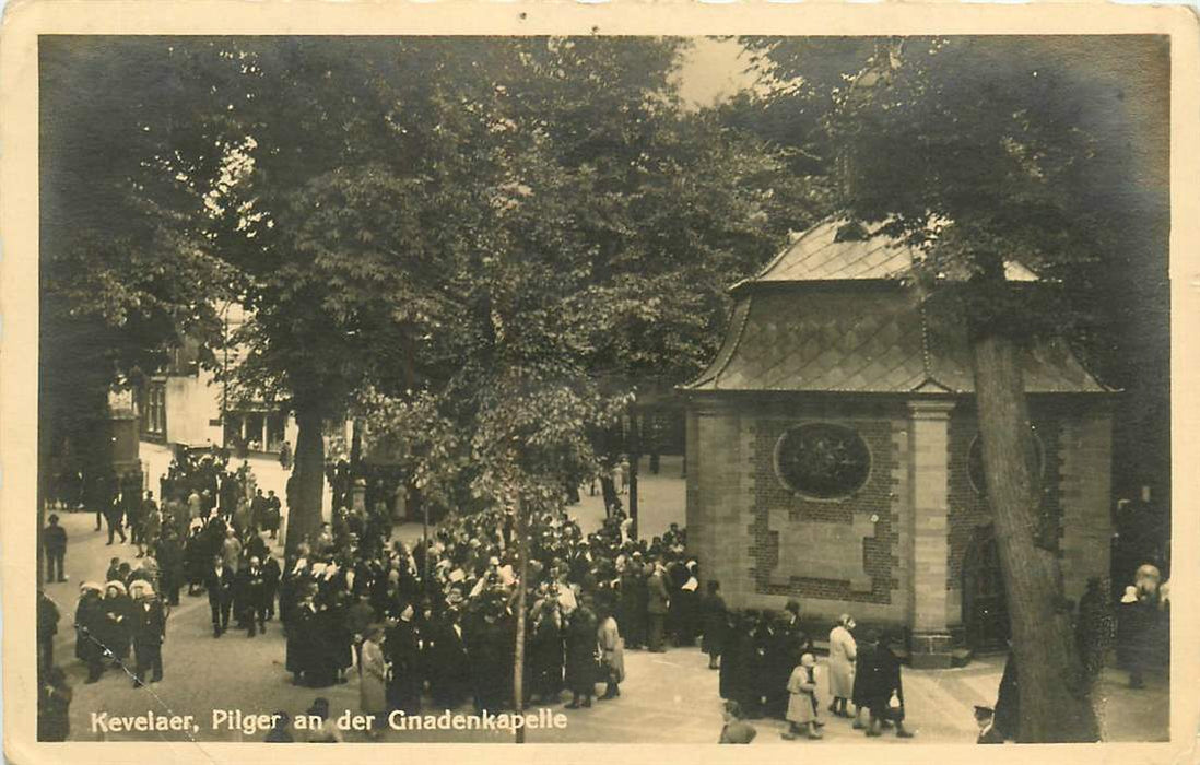 Kevelaer Pilger an der Gnadenkapelle